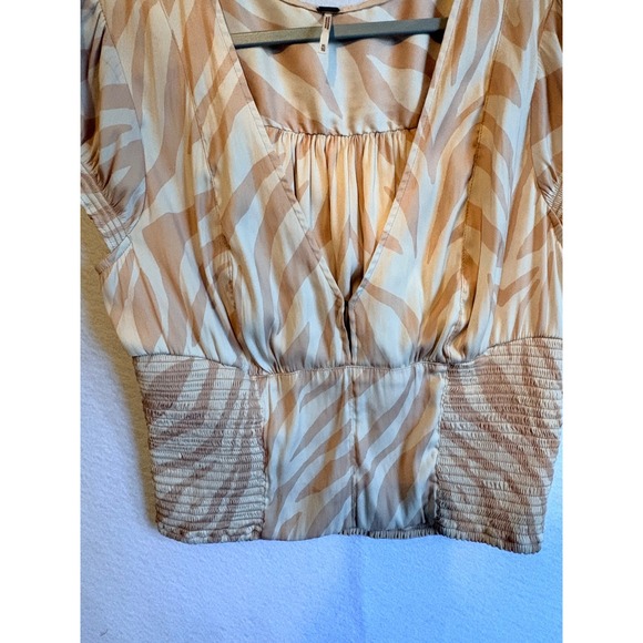 Free People Tiger Print V Neck Smocked Waist Short Sleeve Blouse Top XL - Picture 3 of 8